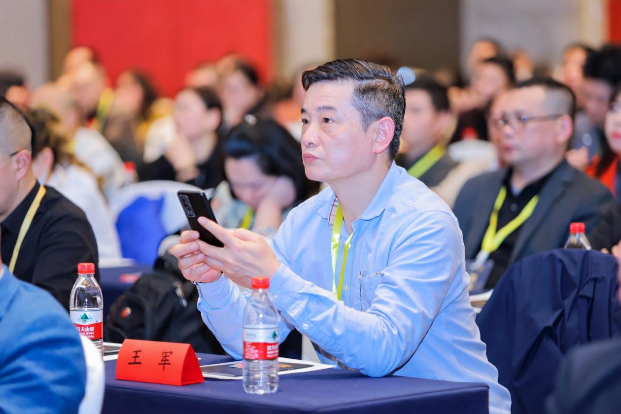 EagleTrader武汉签约大会完美收官!500+交易员共鉴历史性时刻! EagleTrader武汉签约大会完美收官!500+交易员共鉴历史性时刻!